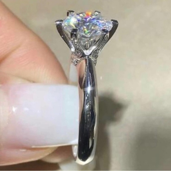 18k White Gold Diamond Engagement Ring - Picture 4 of 6